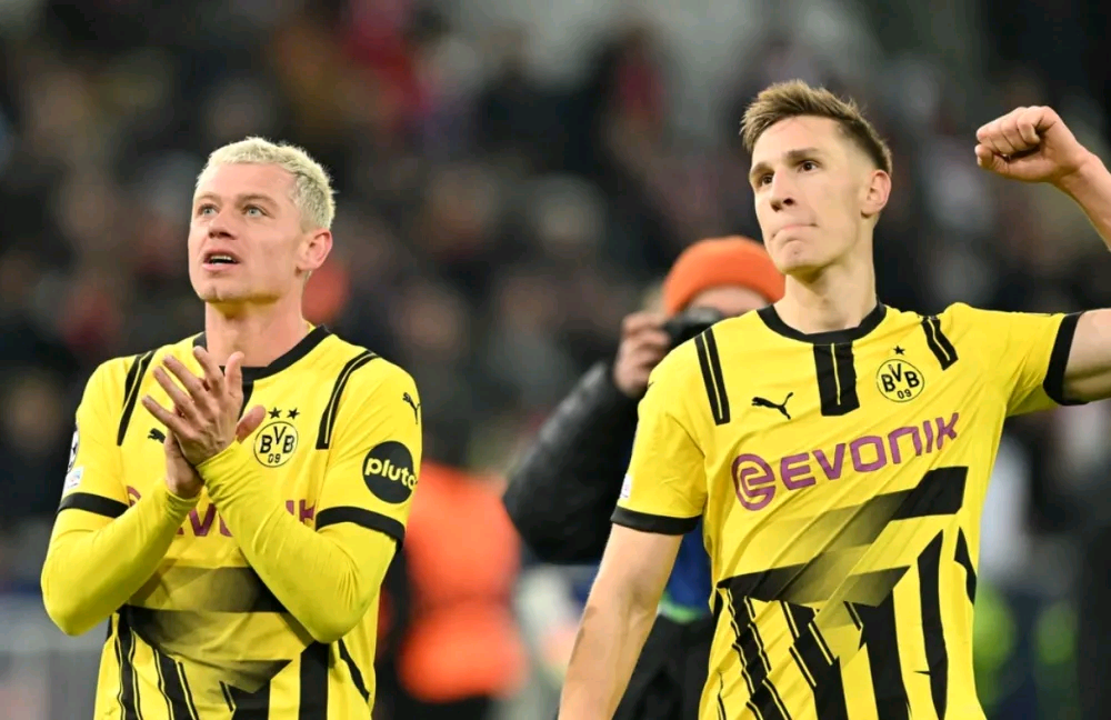 包含多特蒙德训练开放日，赛前防线松动引欢呼，欧冠在即，年轻球员得到机会的词条